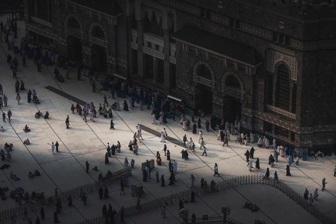 "دُنيايَ دُونَ هُداكَ لَيْلٌ حَالِك
وبِغَيْرِ نُورِكَ رَبَّاهُ لا أَكُونُ بَصِيرَ ."