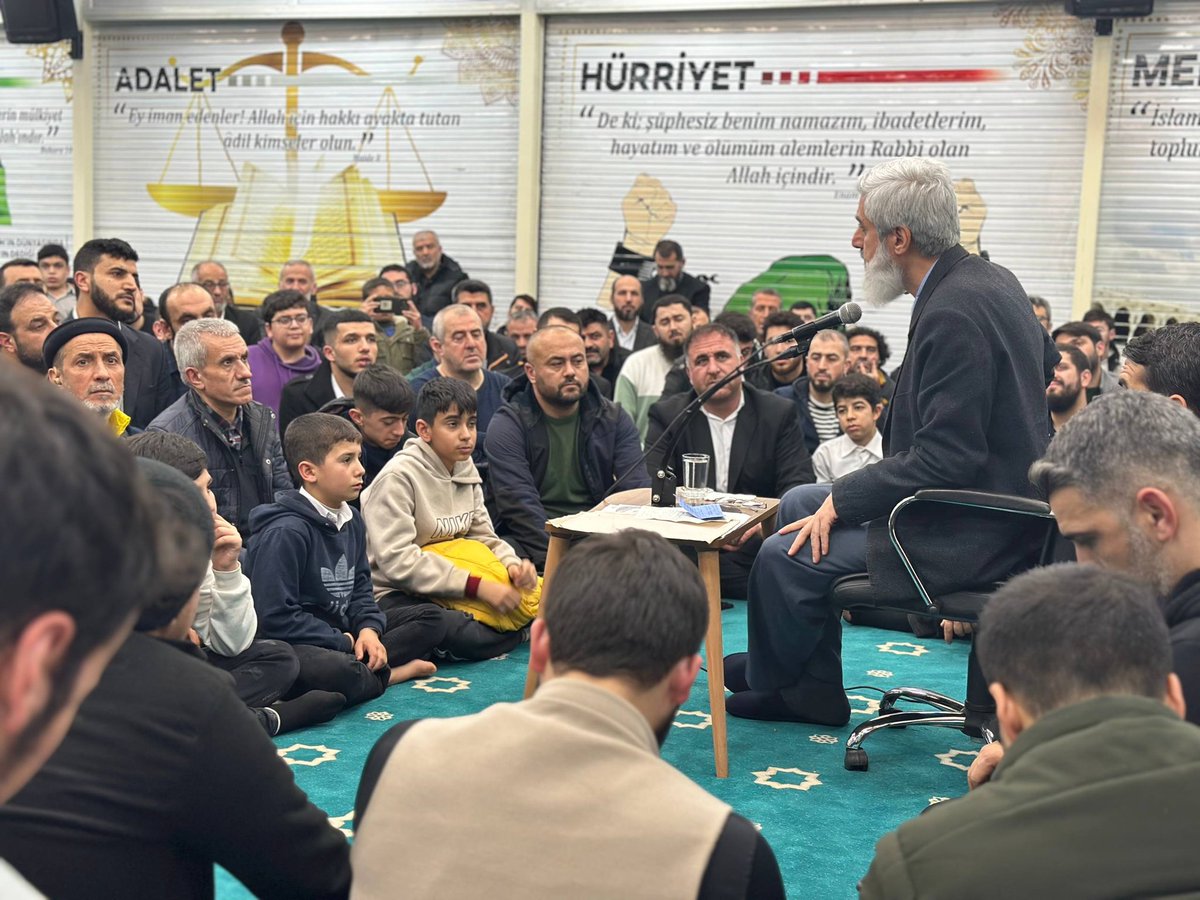 Alparslan Kuytul Hocaefendi konferans vesilesiyle gittiği Gaziantep'te konferans sonrası talebeleri ve sevenleri ile hasbihal etti.

AlparslanHoca Gaziantepte 
#FurkanKonferansları