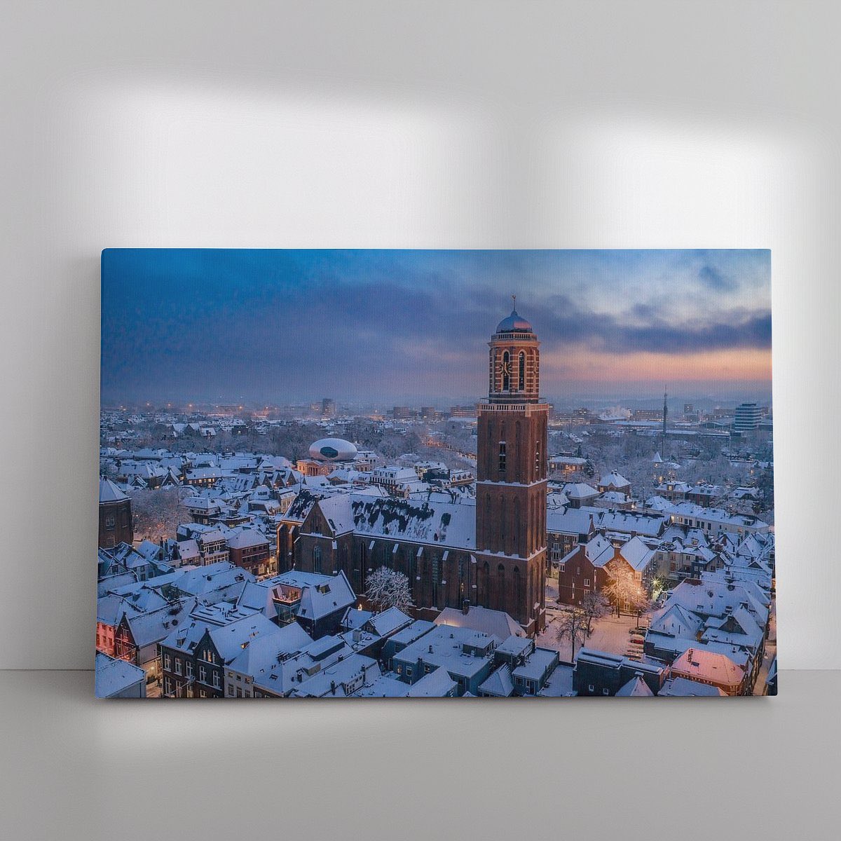 sjo_nl's tweet photo. Zwolle Peperbus tijdens een koude winterse zonsondergang voor aan de muur: https://t.co/IkGurQeQKd via @werkaandemuur #Zwolle #sneeuw #peperbus https://t.co/g9UxK5EZZW
