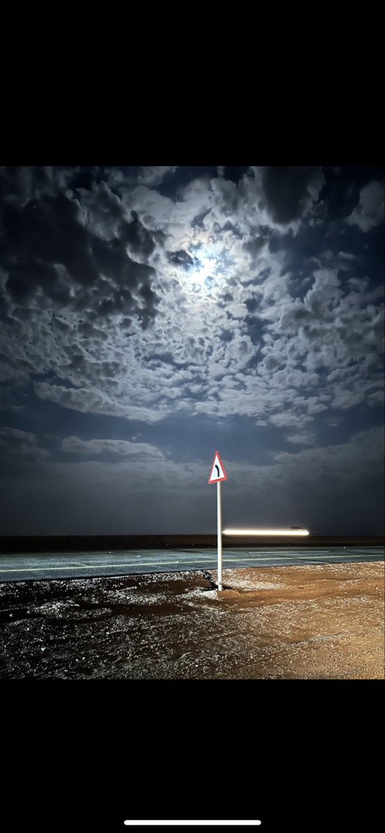 عليك المشاعر ماهيَ بتقبل التغيير
ومعاك الليالي ماهيَ بـتحسب اخساره

أنا كل ما شفتك دريت الحياه بخير
مع انّ الزمن يذعر و الأيام دوّاره (:

سلطان الجلاوي