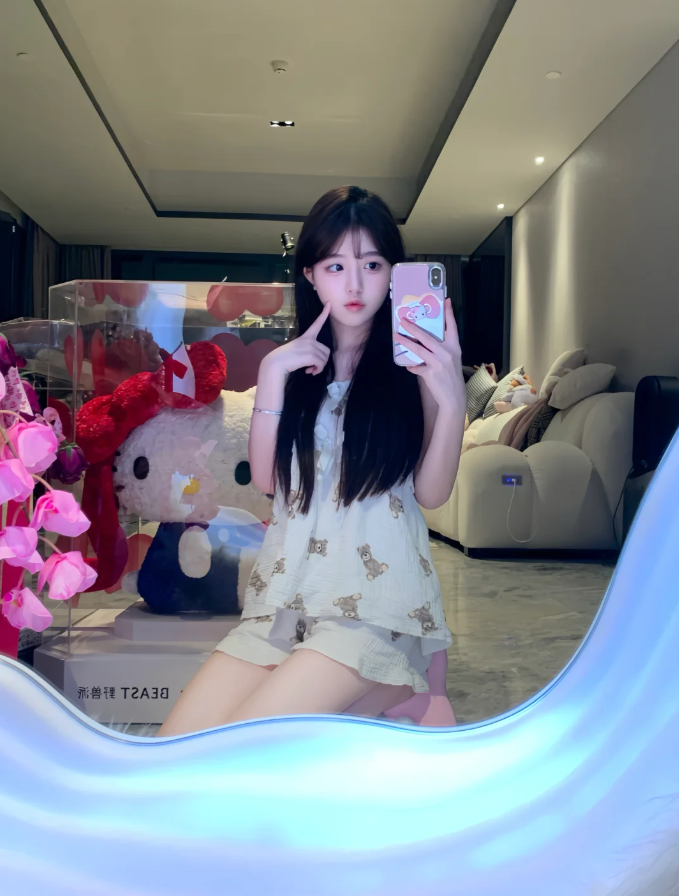 HowRaffles's tweet photo. 野兽派的大号kitty好可爱哦 https://t.co/o1gBpGDCmG