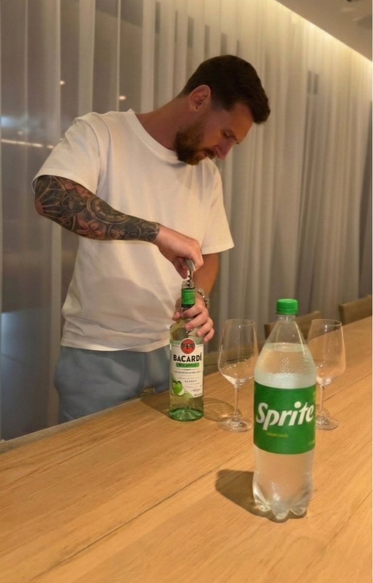 DeadlineDayLive's tweet image. 🚨 Lionel Messi's mention of drinking wine with Sprite boosted Coca-Cola's stock by 4.5%.

It generated a $12.9 billion increase in market value over the last 3/4 days (Sprite is owned by Coca-Cola).

Look at the impact Messi caused with a simple statement in an interview... 🐐🍷