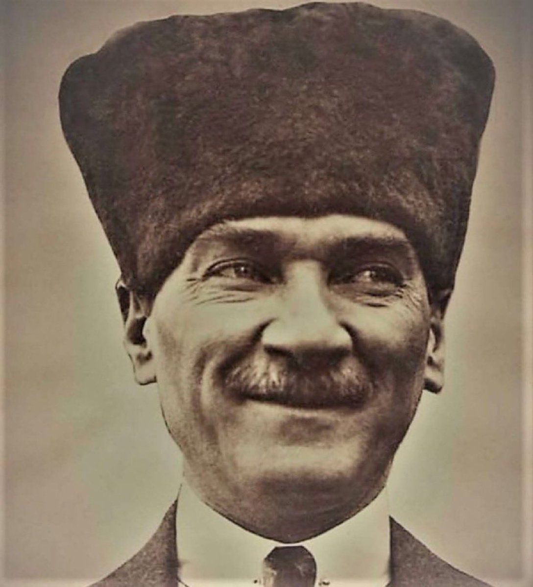 nesrin_atam's tweet photo. Atatürk’ün fotoğraflarına bakmak sağlığa iyi geliyor. Doktor tavsiyesidir. https://t.co/J9VTz7cusI