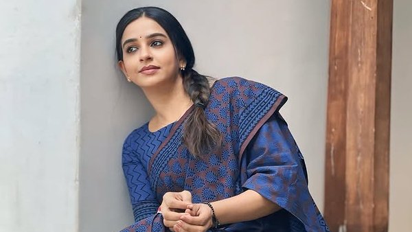 divya_bb_fan's tweet photo. #divya 💛💛🫶
Bold queen has beauty with brain & heart💛🫶
Brave woman of this season who stands for herself alone for the full season & who had tough time, go through a lot of traumas ❤️🥹
Divuu is a emotion 🥹💛🫶 we miss u 🥹💔
#DivyaGanesh
#staystrongdivya
#BiggBossTamil9 https://t.co/lzCjm53ANC