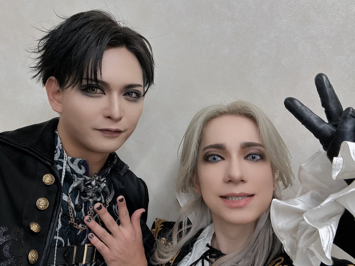 CLOWD_TOUMA's tweet photo. 皆様ありがとうございました！！
本当に信じられないほど沢山の宝物をFantôme Iris、アルゴナビスプロジェクトに頂きました。
最高のバンドだ！🦇
大好きです。

我が君が約束してくださいました。
また皆と夜会で会えることを心待ちにしております。

写真などまだまだあるのでまた後ほど🍷
#キミが見たステージ