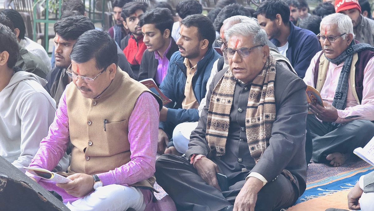 समाज के सम्मानित वरिष्ठजनों, युवा साथियों और भक्तजनों की उपस्थिति में हुआ यह आयोजन बेहद उत्साहपूर्ण रहा। (2)…..,,