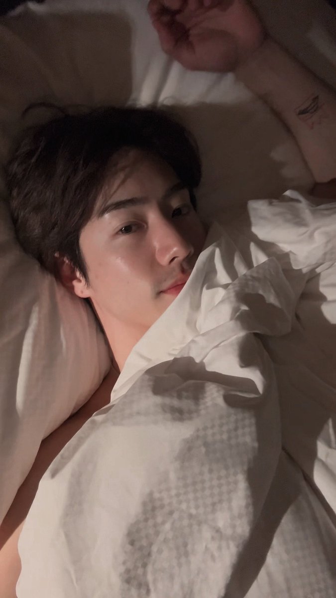 93again's tweet photo. มาร์คต้วนหน้าสดตอนจะนอนยังหล่อ ถอดเสื้อขี้อ่อยมากเลยนี่ㅠㅠ https://t.co/M7Ua20hrrf