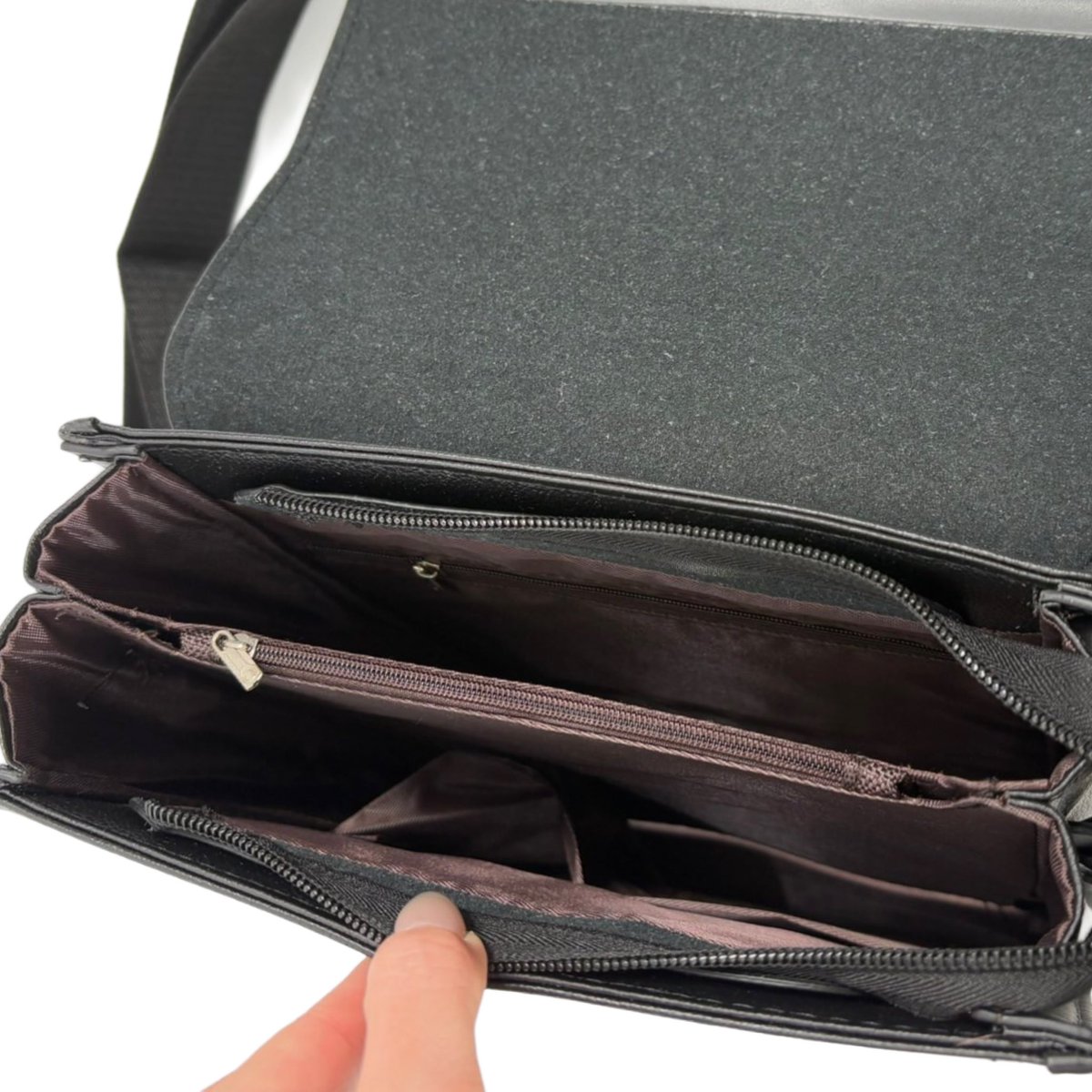 NieR_tokyo's tweet photo. 🎁本日〆切プレゼント企画🎁

NIER MULTI-POCKET 
FLAP SHOULDER BAG【ロゴプレート付き】

🎁2名様にプレゼント🎁

◼応募方法
フォロー(@NieR_tokyo) &amp; リポスト
◼締切〆  本日24時

こちらの商品は〆切後販売予定となります🐰

是非ご参加ください🙇‍♂️🙇‍♀️ https://t.co/s8LDLTFcXg