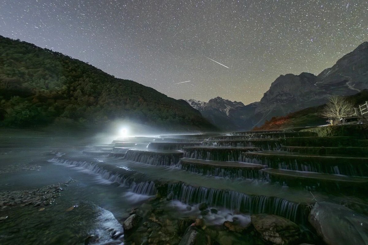 LijiangAmazing's tweet photo. A meteor streaks across the night sky, lighting up Jade Dragon Snow Mountain and Blue Moon Valley in Lijiang ✨

#Lijiang #JadeDragonSnowMountain #BlueMoonValley
#MeteorShower #StarryNight #CosmicMoment
#NatureWonder #Yunnan #Dreamscape 🌠🏔️💙 https://t.co/M5nI0pP5Pd