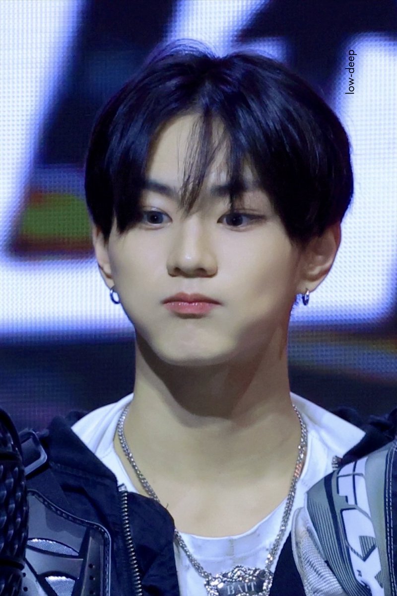 low-deep tweet media