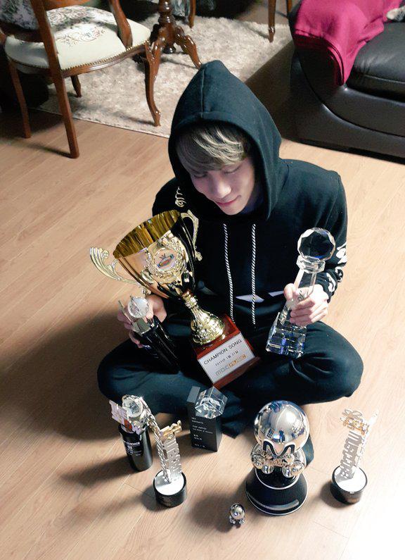 Shinee_Fan_Base's tweet image. Happy 11th solo debut anniversary to #JONGHYUN, one of the most acclaimed soloists in K-pop

11 years ago today, he made his solo debut with 'BASE', reaching No. 1 on both the 'Billboard World Albums Chart' and 'Gaon Album Chart.' A deeply personal EP, with lyrics written…