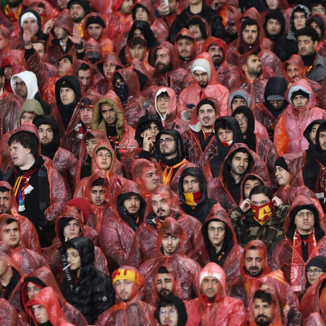 Dursun Özbek: "Kötü hava koşulları nedeniyle taraftarlarımıza dağıtılan yağmurluklarla ilgili yaşanan memnuniyetsizlik için samimi şekilde özür diliyorum."