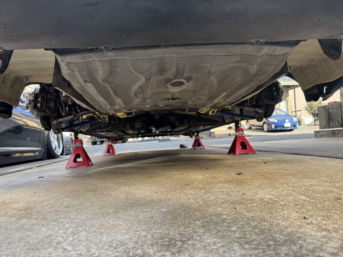 Hyumalatte's tweet image. シャコタンを作るのってほんとめんどくさいけど、形見えてくると楽しい🤞
まだまだ作業残ってるけど、フロア、トンネル、前後メンバーとフロント足回りと着々と進んで来ている！
トランク床貼って燃タン置けるかな…🤔
置けなかったら、エアサスユニット室内行き😂

#シャコタン
#製作中
#LS430