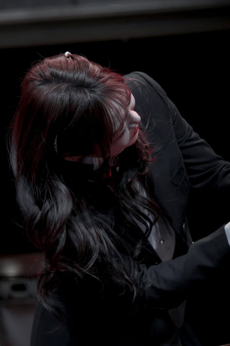 huntergraper's tweet image. 260111 연극 포쉬 막공 무대 인사 

샬롯 役 | #조영화
마일즈 役 | #이사계