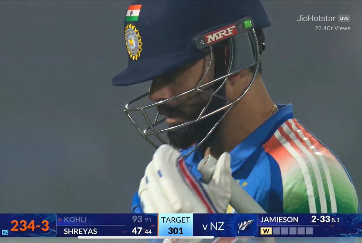 विराट कोहली 93 रन बनाकर आउट हो गए हैं, आज वह शतक से बहुत ही नज़दीक जाकर चूक गए।

ऐसे लगता है जैसे विराट कोहली कोई रन बनाने की मशीन हों।

भाई साहब इतनी निरंतरता से तो रोबोट भी काम नहीं कर पाएगा जितनी निरंतरता से विराट कोहली मैदान पर रन बनाते हैं।

जबसे इस बंदे ने टेस्ट और T-20 से