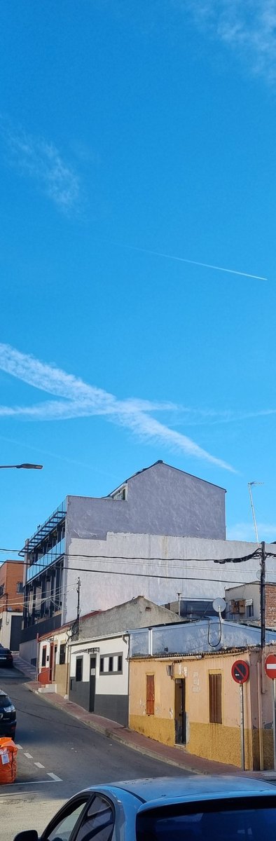 javier_nose's tweet photo. Yo sé que el Praderón no es el barrio de las letras pero, ¿terminar una obra así es normal, no hay ninguna ordenanza o ley que obligue a un promotor a terminar dignamente  aunque sea por estética, las fachadas de los edificios de reciente creación? @sansecomunica @IISanse https://t.co/ciH1B698zI