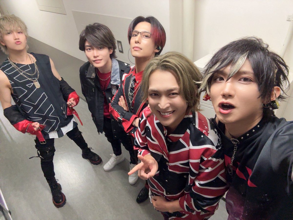 shinichi1109's tweet image. #キミが見たステージ 
ご来場、ご視聴くださった方々
有難うございました！

この6年間の経験や仲間の存在は
自分の人生を形作る大きなモノとなりました。

僕らの『これまで』はこれからも在り続けるし
燃えた火は消える事はありません。

仲間と歩んだこの6年間は宝物です。
また、続きで🔥👓🎸