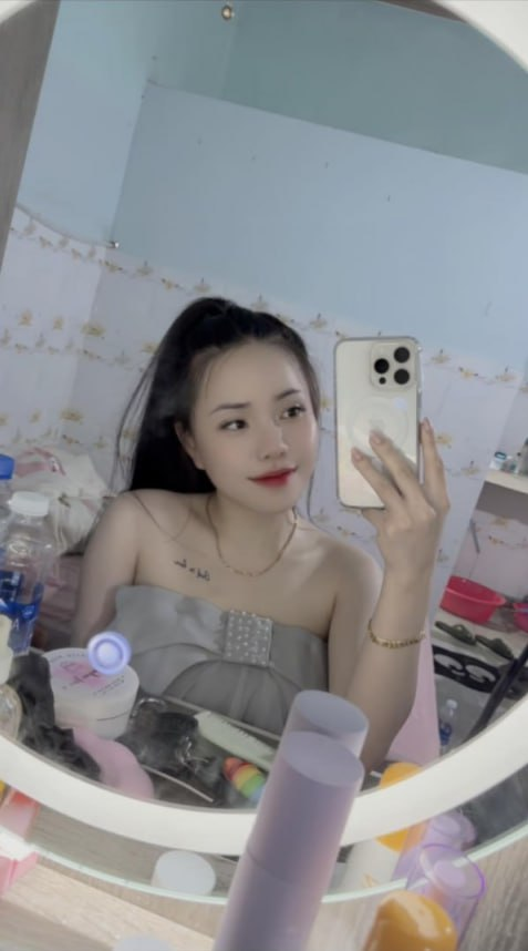 👩Nữ 2000 – Sài Gòn.
💋Suy nghĩ chín chắn, sống đơn giản. Thẳng thắn, vui tính, hợp vibe nói chuyện là thân liền
👉Muốn làm quen người lịch sự, tôn trọng và nói chuyện có chừng mực 😊