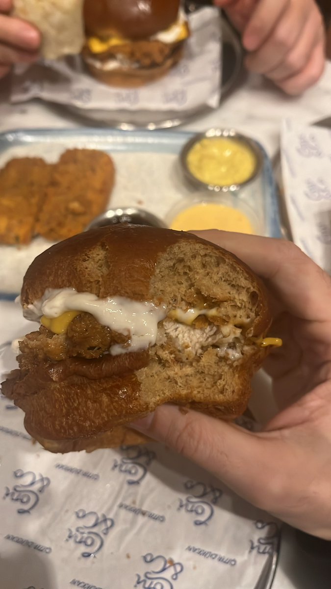 bilgecontent's tweet photo. Portalımızdaki eskiler smash konusundaki hassasiyetimi az çok bilirler. Aynı burger resimlerinin arasında 4’er ay fark var. Supernormal ve Coni &amp; Co bizi smash ve tavuk burger kalitesi konusunda ilk defa diğer yerlere nazaran ekstra etkiledi, detaylar yorumda: https://t.co/K51PRe69qB