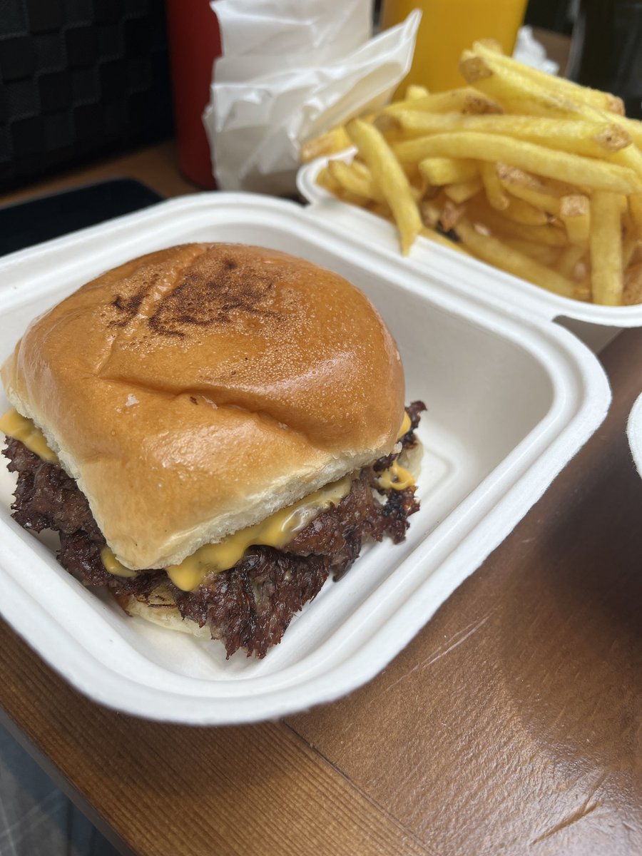 bilgecontent's tweet photo. Portalımızdaki eskiler smash konusundaki hassasiyetimi az çok bilirler. Aynı burger resimlerinin arasında 4’er ay fark var. Supernormal ve Coni &amp; Co bizi smash ve tavuk burger kalitesi konusunda ilk defa diğer yerlere nazaran ekstra etkiledi, detaylar yorumda: https://t.co/K51PRe69qB