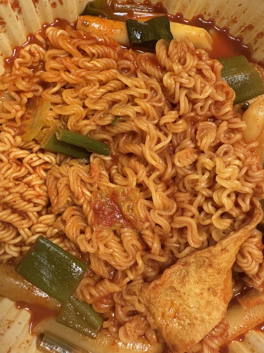 _duddlf's tweet image. 1713일동안 받은 음식 사진 중에 제일 잘찍었어 시간 구도 메뉴선정까지 완벽해 내일 당장 라볶이 먹을게