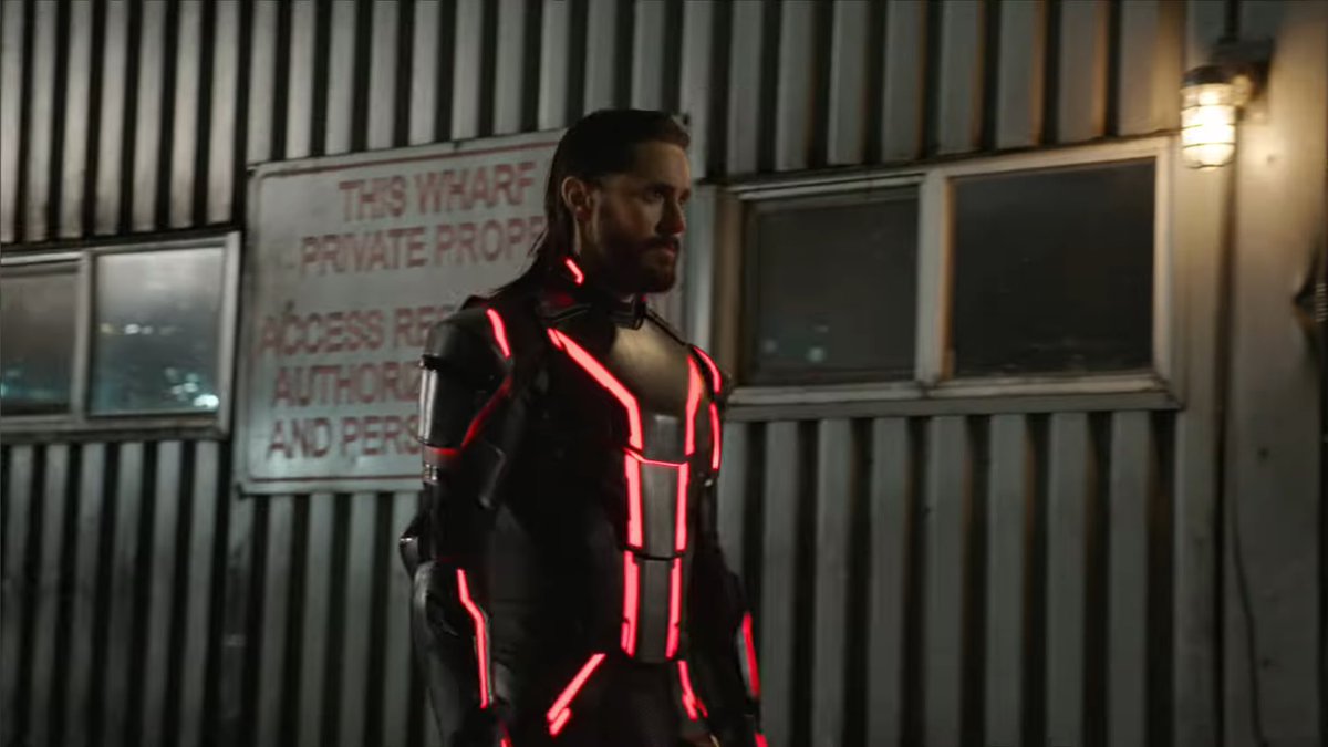 phantom4869X's tweet image. What I like the shooting way of TRON: ARES is that the light of suit ( and light disc) is real.