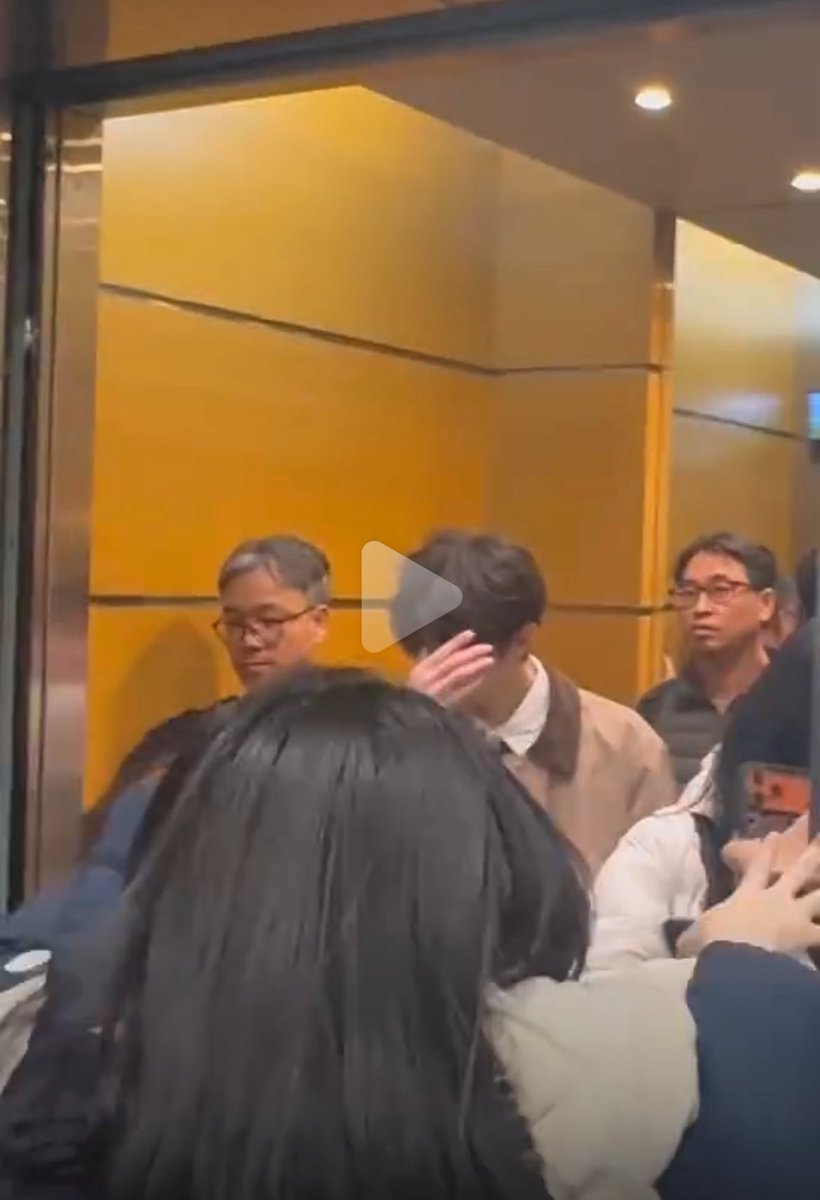 Kj3V0's tweet image. brand hired a dozen staff to protect him, while his own company only sent one female employee, leaving him cornered and chased by sasaengs at the airport. They know his popularity and the severity of the sasaeng issue, yet they still choose to neglect it🤮