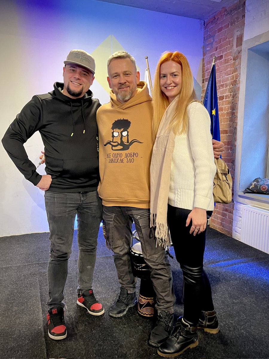 nativeNata's tweet image. Всеодно Добро закохає зло.
Харків'яни у Вроцлаві 💛
Дякую Фоззі за відчуття дому і класні жарти🤗
Дякую коханому за поїздку і супутні радощі ❤️