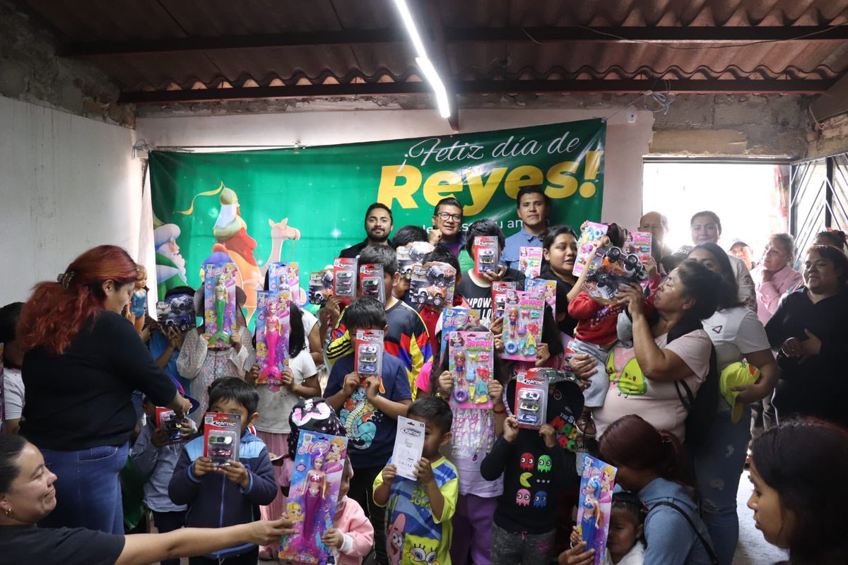 RicardoChavero's tweet photo. La Col. Héroes 5 de Mayo Sur recibió la visita del equipo de los Reyes Magos 🎁✨

Gracias por hacer posible esta alegría para las niñas y los niños.

Seguimos chambeando con el corazón 💚por Melchor, Gaspar y Baltazar. 👑👑👑 https://t.co/NTpuG2gqqa
