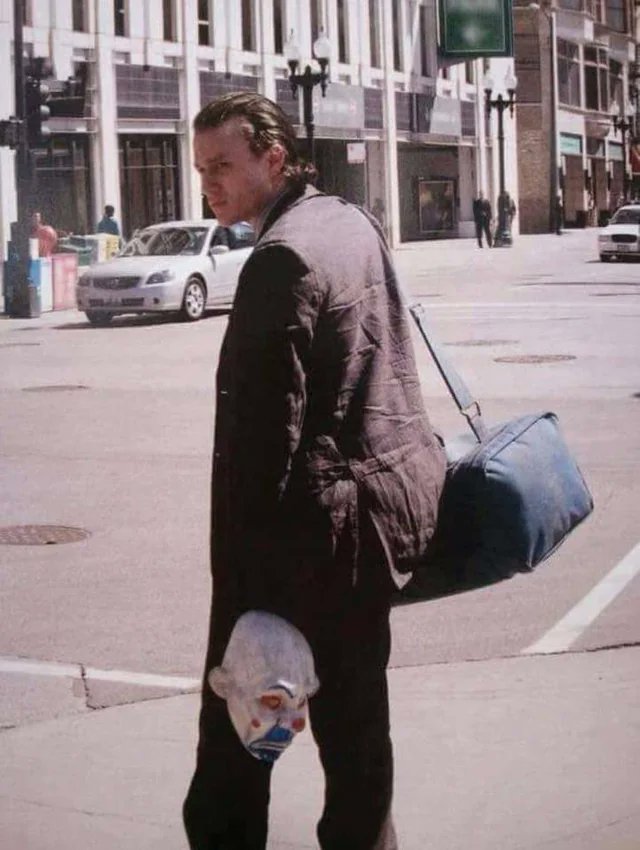 ATRightMovies's tweet image. Heath Ledger filming the opening scene of THE DARK KNIGHT.