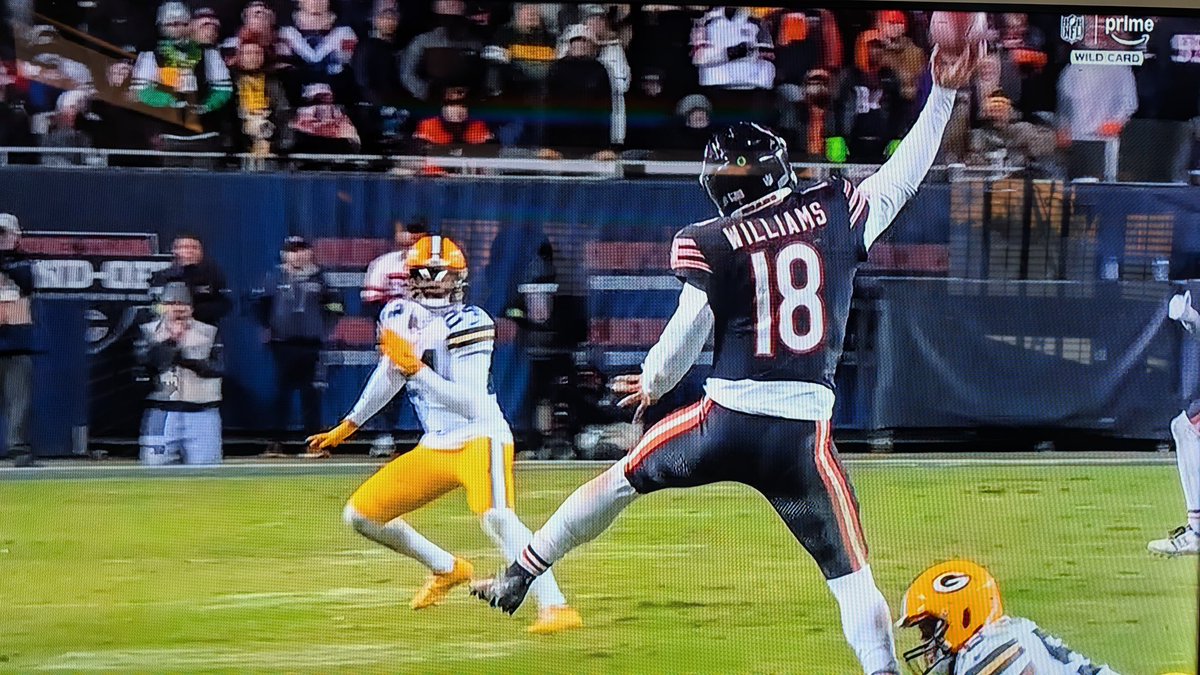 Bearslnsider's tweet photo. Football version of a poster dunk https://t.co/Jl65HCHo6D