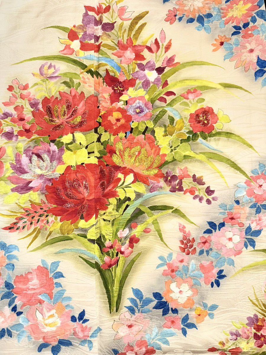 uchinopotemayo's tweet image. #今日の振袖トルソーさん は絵画タッチの洋花にラメ糸の部分刺繍が施されたお振袖コーディネート👘
身丈156.裄62.5.袖丈92.5㎝
袋帯417㎝
#キモノ葉月大塚