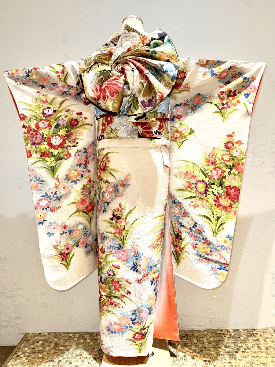 uchinopotemayo's tweet image. #今日の振袖トルソーさん は絵画タッチの洋花にラメ糸の部分刺繍が施されたお振袖コーディネート👘
身丈156.裄62.5.袖丈92.5㎝
袋帯417㎝
#キモノ葉月大塚