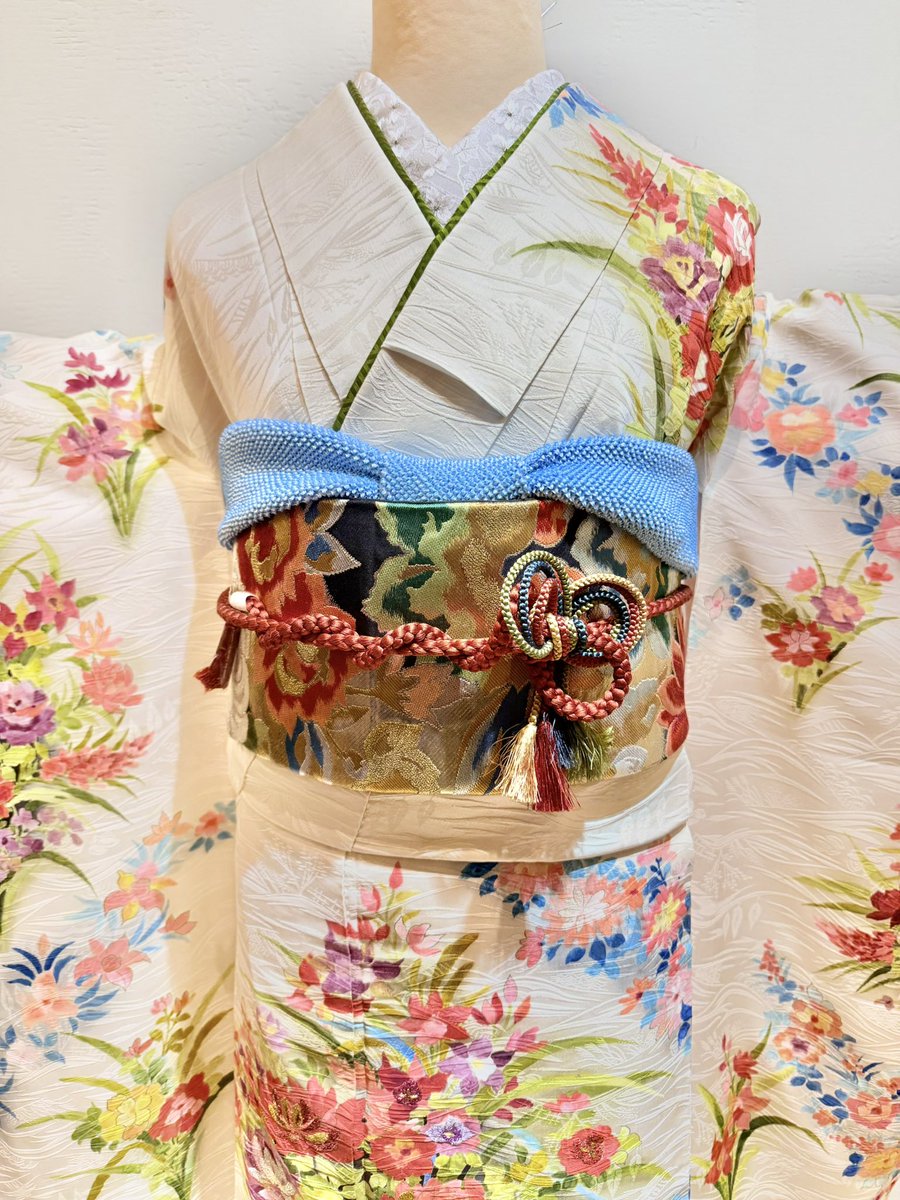 uchinopotemayo's tweet image. #今日の振袖トルソーさん は絵画タッチの洋花にラメ糸の部分刺繍が施されたお振袖コーディネート👘
身丈156.裄62.5.袖丈92.5㎝
袋帯417㎝
#キモノ葉月大塚