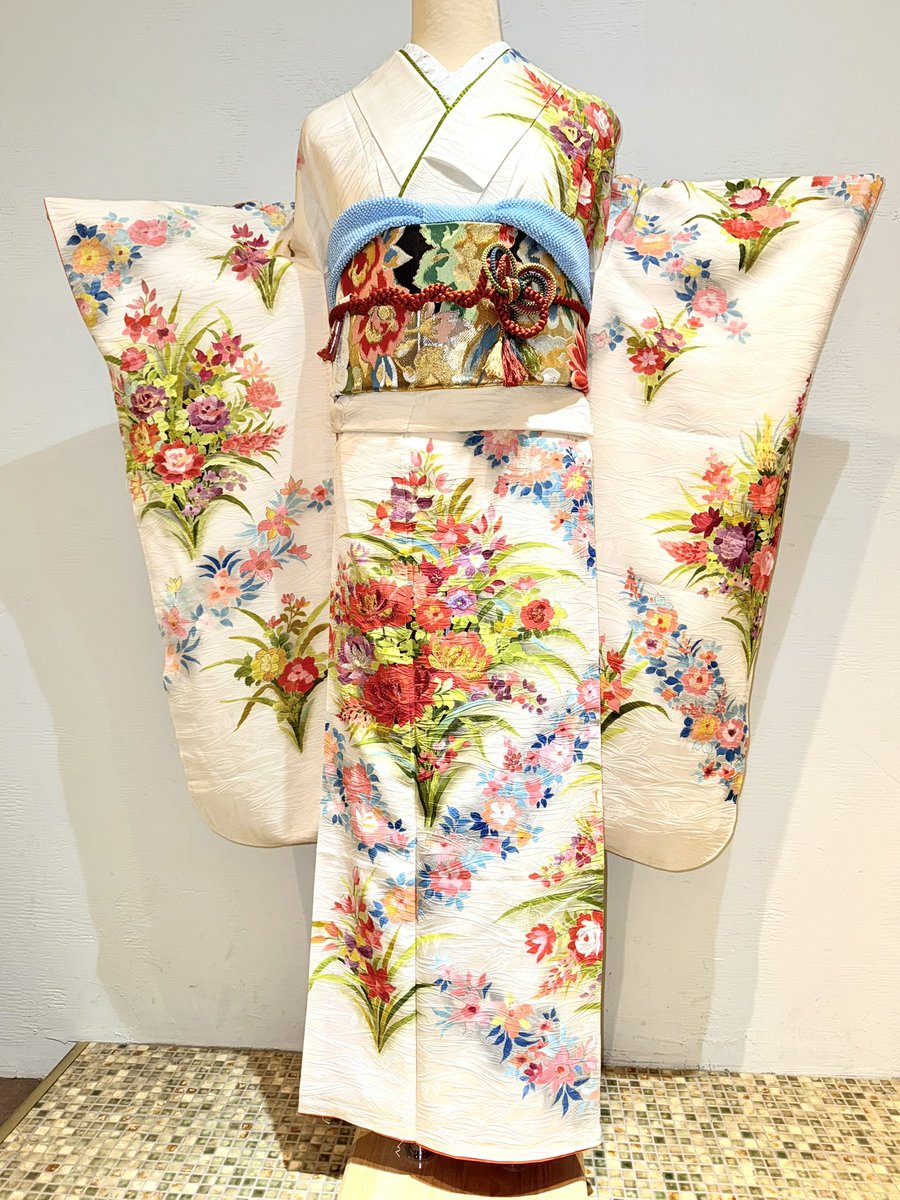 uchinopotemayo's tweet image. #今日の振袖トルソーさん は絵画タッチの洋花にラメ糸の部分刺繍が施されたお振袖コーディネート👘
身丈156.裄62.5.袖丈92.5㎝
袋帯417㎝
#キモノ葉月大塚