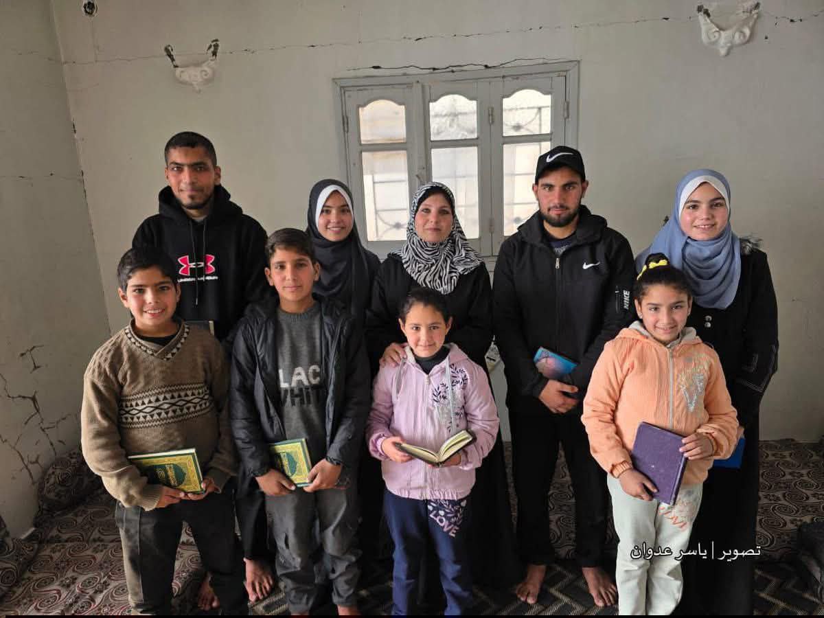 Gazze'de bir ailenin tüm üyeleri Kur’an-ı Kerim’i ezberleyerek hafız oldu. 

Allah Gazze halkını korusun, hafızlarını daim eylesin. 🇵🇸🕌