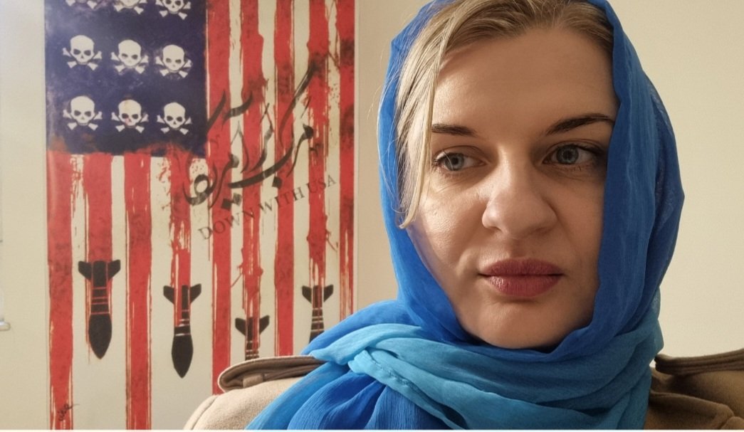 Donald Trump ogłosił, że USA🇺🇸 są gotowe "pomóc" w związku z trwającymi protestami w Iranie🇮🇷. Sęk w tym, że prezydent Stanów Zjednoczonych swoimi działaniami doprowadził do ciężkiej sytuacji ekonomicznej Irańczyków, ponieważ wbrew prawu międzynarodowemu nałożył na Iran bezduszne