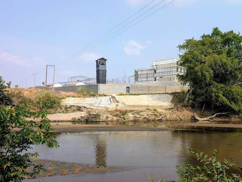 okunvoice's tweet photo. JUST IN: A Chinese firm has begun building a large lithium processing plant in Ejiba, Yagba West LGA of Kogi State.

Located along the Oyi River, the site holds lithium deposits projected to last over 50 years - making it a key player in Nigeria’s solid minerals sector. https://t.co/EGF7Epe9Xt