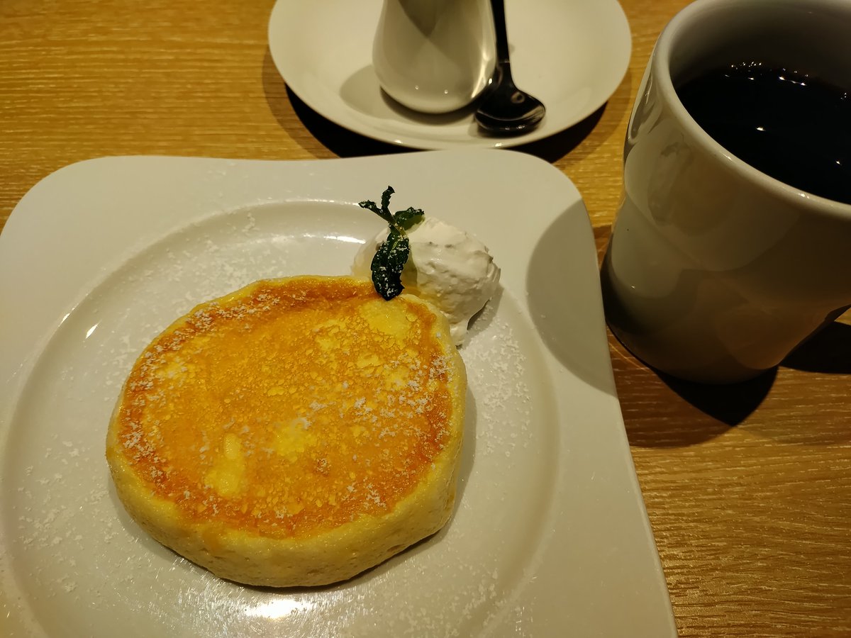 セットのデザートはリコッタパンケーキの「温」を選択。温かい方がより 