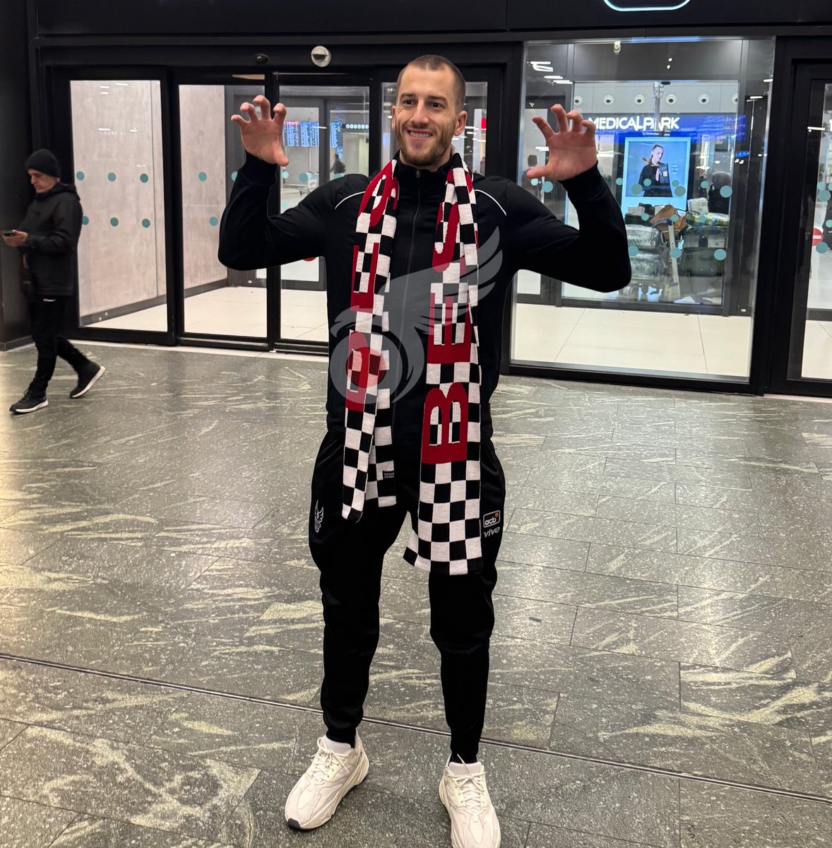 KartaliPotanin's tweet photo. Beşiktaş Gain’in yeni transferi Matt Thomas İstanbul’a geldi 🦅

👋 Welcome to Beşiktaş @Theiceman_21 https://t.co/gHsgOmi4I5