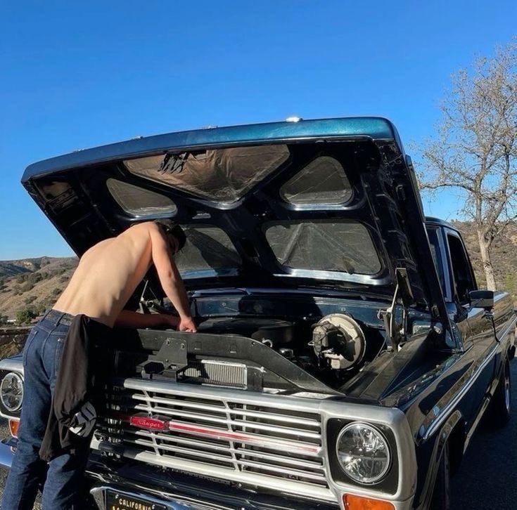 𝘑𝘰𝘩𝘯 𝙇𝙤𝙜𝙖𝙣 tweet media