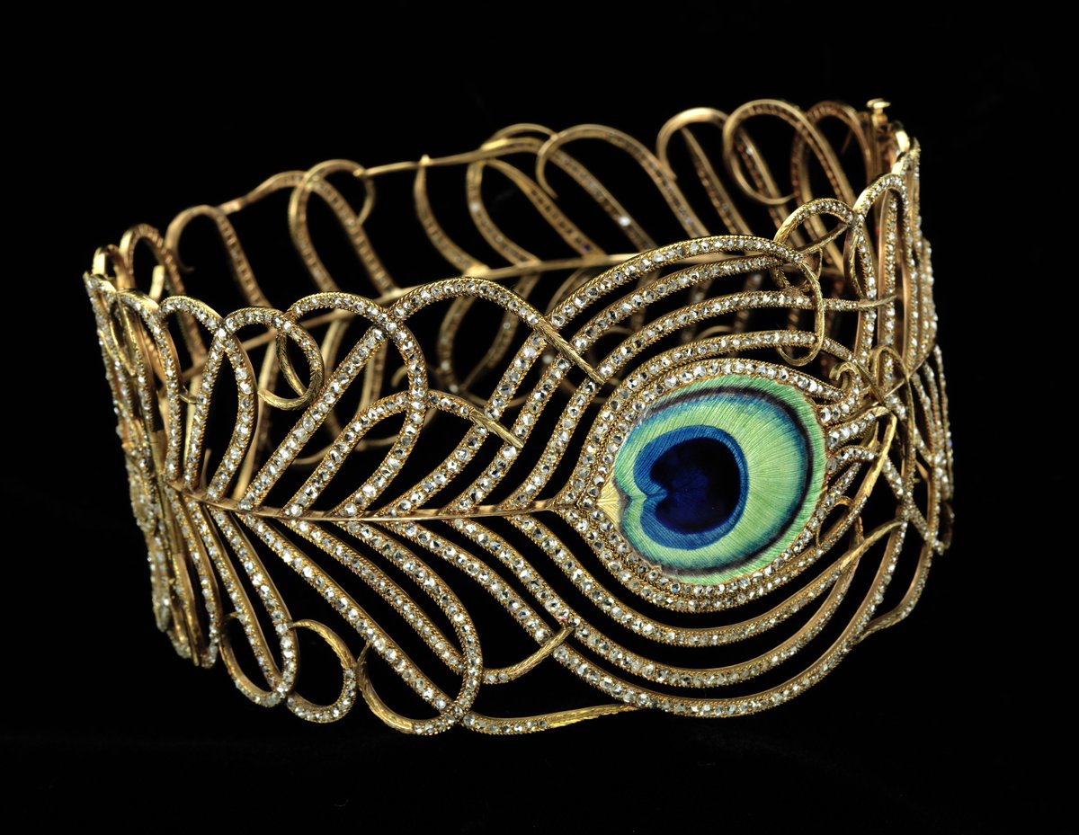 Gold, enamel and diamonds Jeweled Collar in the Shape of a Peacock Feather by Mellerio dits Meller, 1900. Smithsonian American Art Museum.