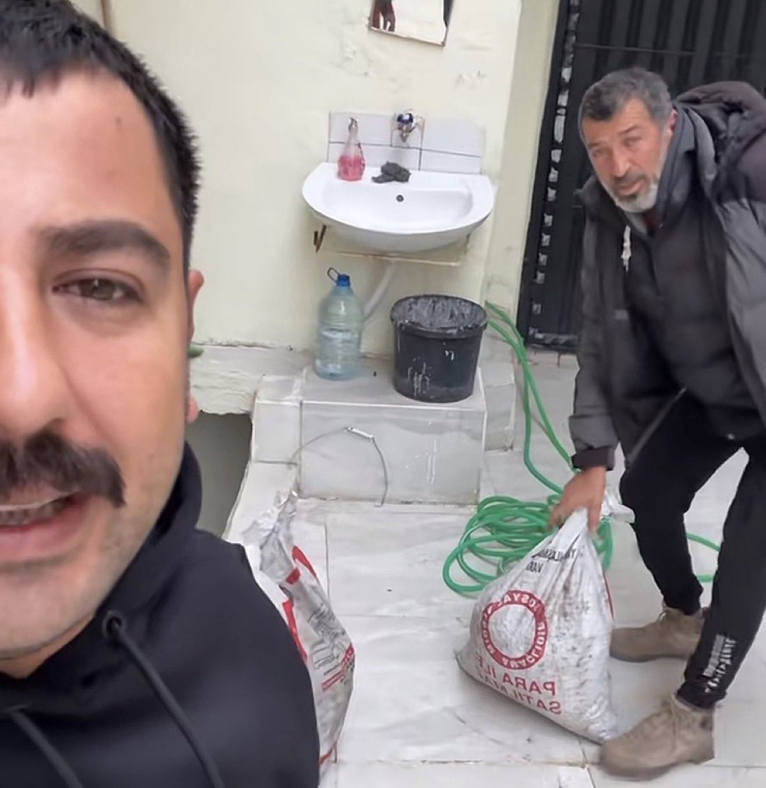 fatiheryilmaz0's tweet image. EŞİTLİK İSTİYORUZ…

Mardin’de konak inşa ettiren bir ailenin kömürlükten çıkardığı kömürlerin üzerinde “para ile satılamaz” yazan devletin sosyal yardım olarak dağıttığı kömürler olduğu görülmüş.

Oh ne güzel İstanbul değil, oh ne güzel Mardin.

Bunlara, elektrik bedava, kömür…