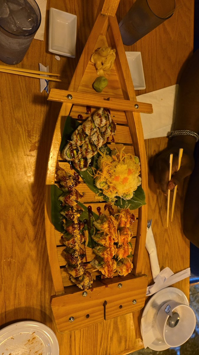 LightBrightCos's tweet photo. Had my very first sushi boat last night! https://t.co/BkZWFhIKQC