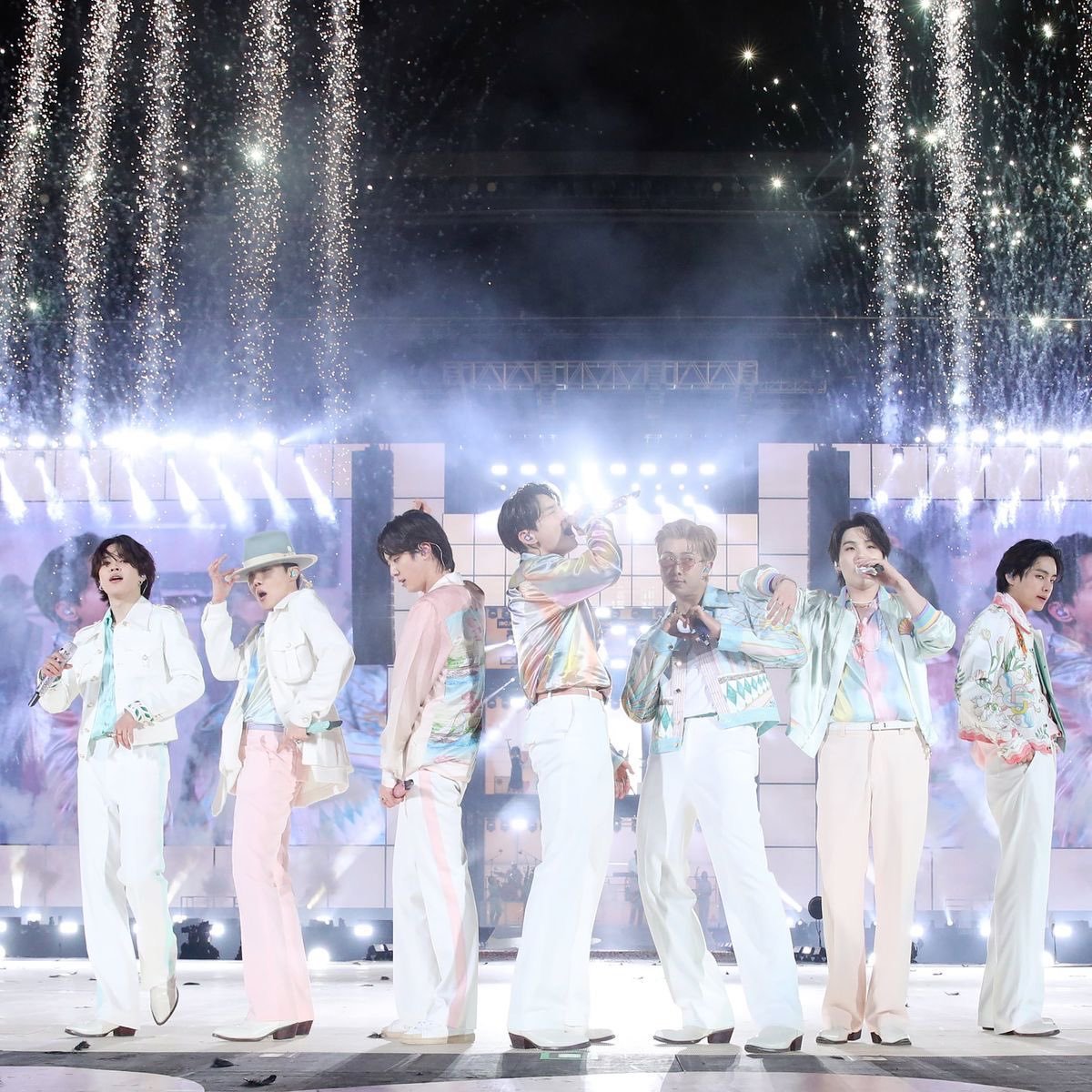 btschartsdailyc's tweet image. 🏟️ONLY 2 DAYS Left until the #BTS Tour schedule announcement!

📆January 14th at 12AM KST!
⏰Check your timezone: timeanddate.com/worldclock/fix…