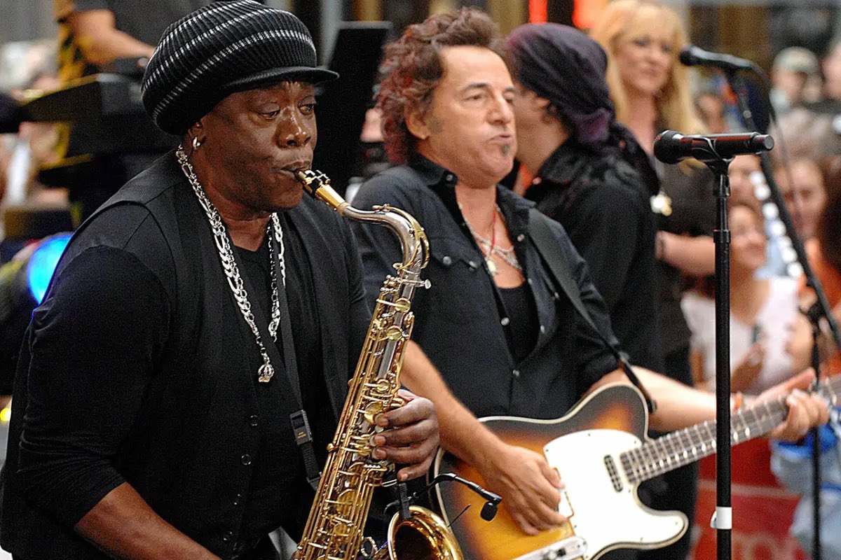 1942 – Nace Clarence Clemons en Norfolk, Virginia.
Conocido como The Big Man, fue el saxofonista emblemático de la E Street Band y pieza fundamental del sonido de Bruce Springsteen. Su estilo poderoso y emotivo convirtió el saxofón en un instrumento central del rock de estadios