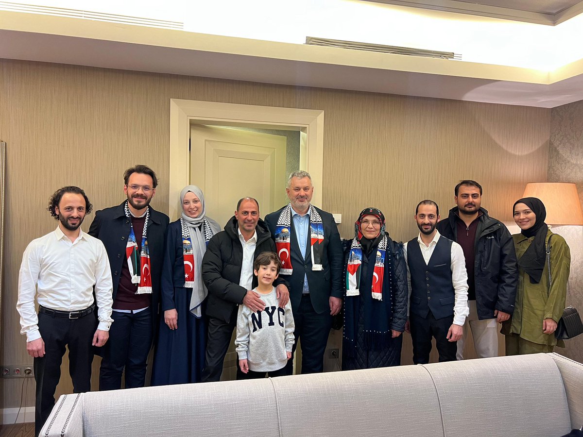 “ Bir Filistin vardı,
bir Filistin gene var. ”
       Mahmud Derviş

Haliç Kongre Merkezi, yağmura teslim olmuş bir İstanbul gününde, Gazzeli kardeşlerimizin direniş nefesiyle yeniden ısınıyordu.
Şehrin üzerinde dolaşan bulutlar bile, salonda yükselen dayanışma sesine saygıyla