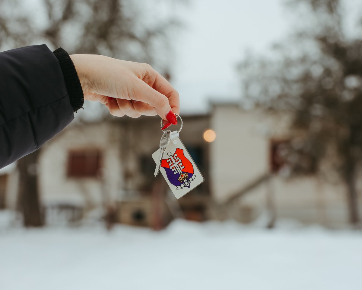 28Jun's tweet image. Od danas je i zvanično — Markovići su u svom domu! Za svega dve nedelje od trenutka kada smo odlučili da im pomognemo, kupili smo im kuću, a danas su im uručeni ključevi.

Ova kuća znači mir, stabilnost i mesto gde će sedmoro dece moći da odrastaju okruženi sigurnošću i toplinom.…