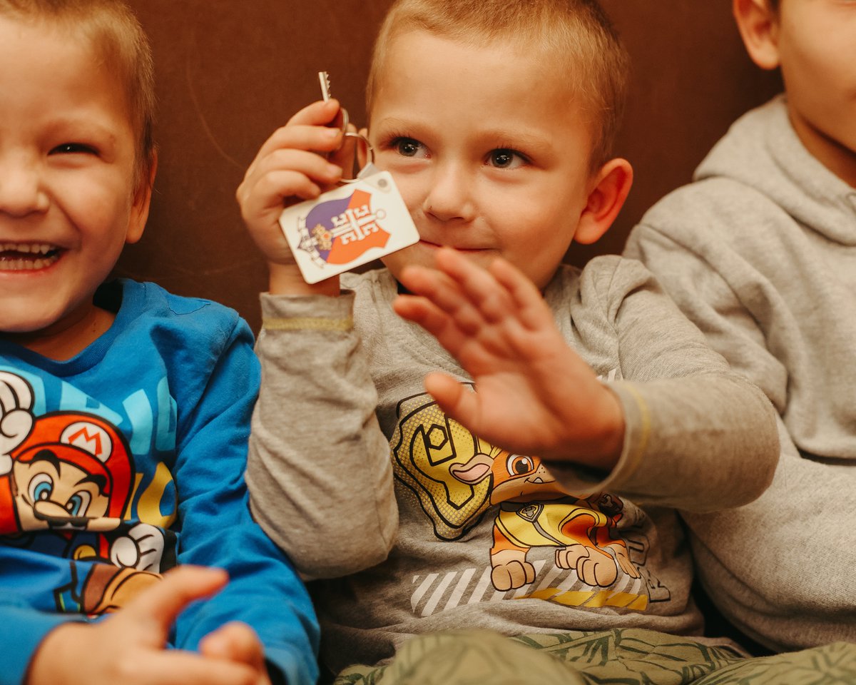 28Jun's tweet image. Od danas je i zvanično — Markovići su u svom domu! Za svega dve nedelje od trenutka kada smo odlučili da im pomognemo, kupili smo im kuću, a danas su im uručeni ključevi.

Ova kuća znači mir, stabilnost i mesto gde će sedmoro dece moći da odrastaju okruženi sigurnošću i toplinom.…