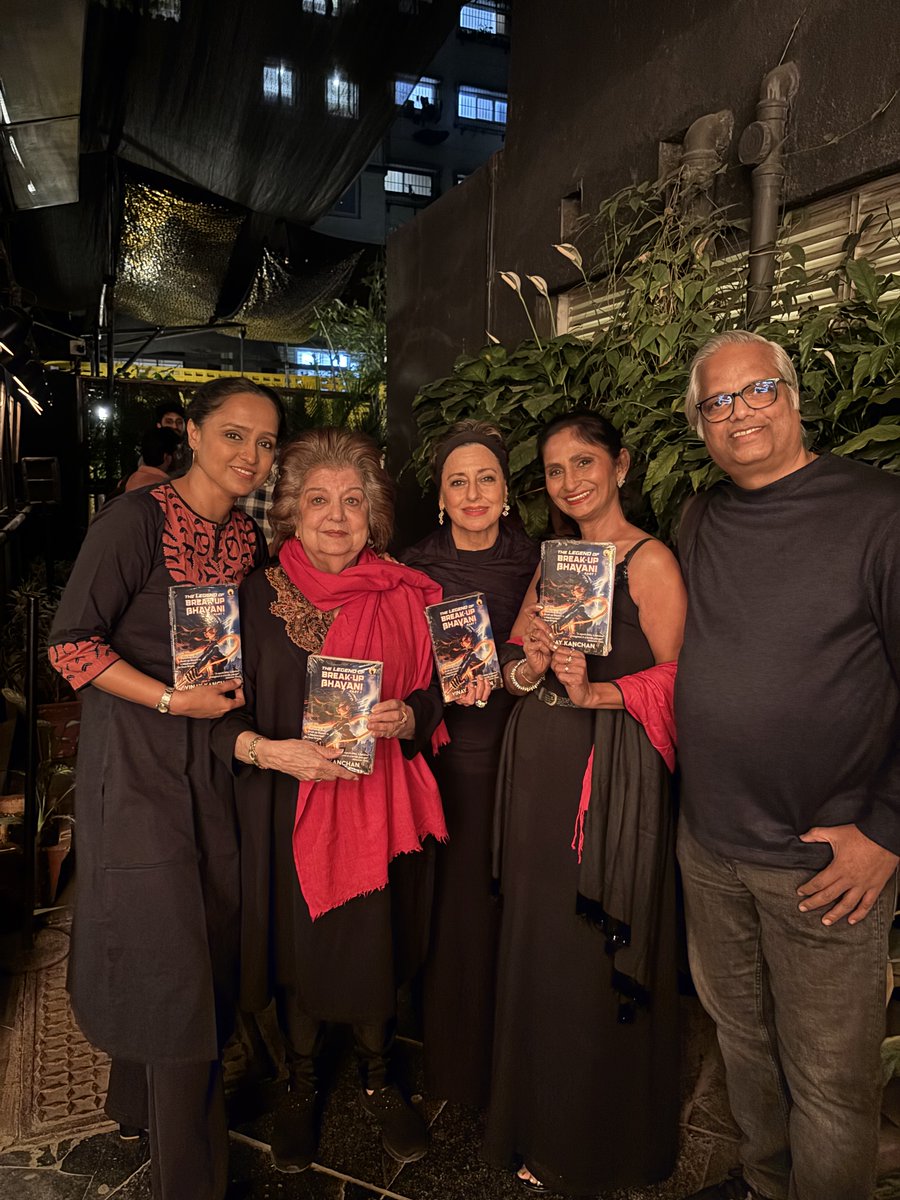 vinaykanchan5's tweet image. #MustWatch #recommendation #theaterlife #bookbuzz
What happens when some stellar theatre superheroines meet a fictional one?

Snapped here with the cast of the relentlessly excellent play 'The Vagina Monologues' which I was privileged to watch at the #PrithviTheatre today.

I had